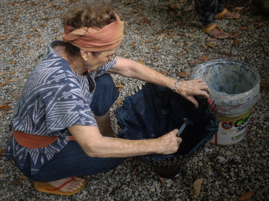 indigo preparing cloth for paste