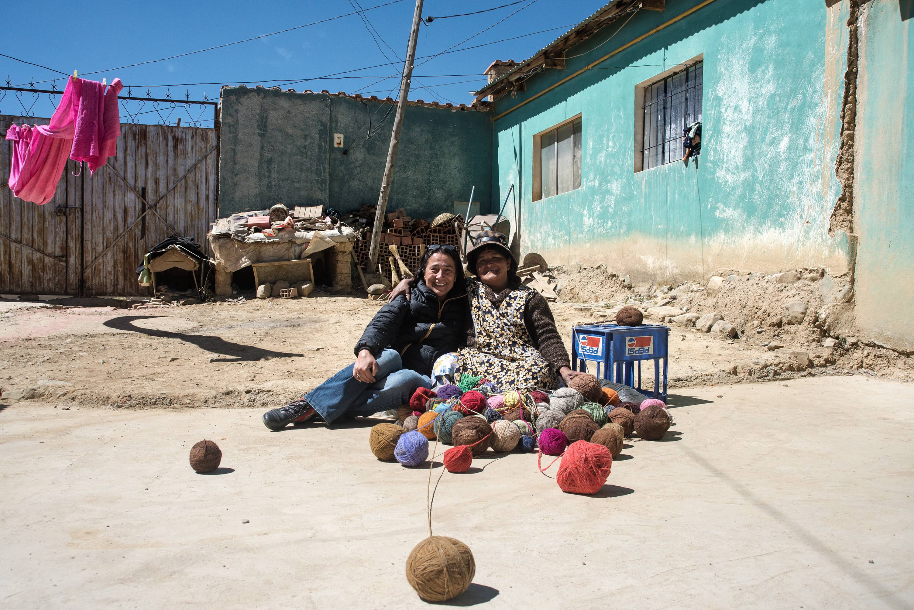 The weaving and dyeing workshop of AndiArt, founded by Véronique Valdes, textile designer. The workshop is located on the Altiplano in El Alto, a huge suburban town on the heights of La Paz in Bolivia. Nieves, an Indian Quechua, oversees the work of the workshop and has been collaborating with AndiArt for 17 years.